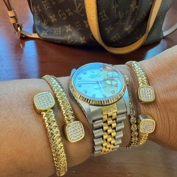 Authentic Roberto Coin Primavera Wrap Bangle with Diamonds – 18K Yellow Gold - Picture 11 of 13